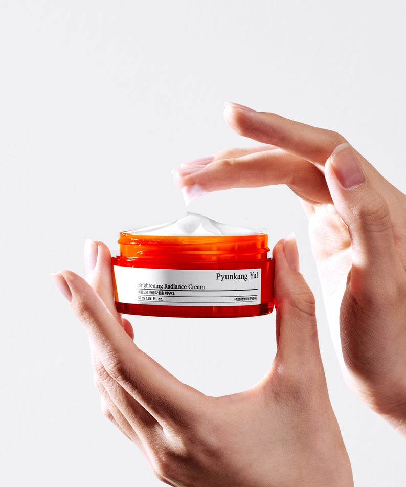 PYUNKANG YUL Brightening Radiance Cream 50ml tenu par deux mains, crème beaute