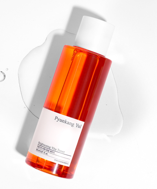 Flacon de 150ml de PYUNKANG YUL Brightening Vita Toner sur fond blanc, produit pour teint éclatant et soin de la peau.