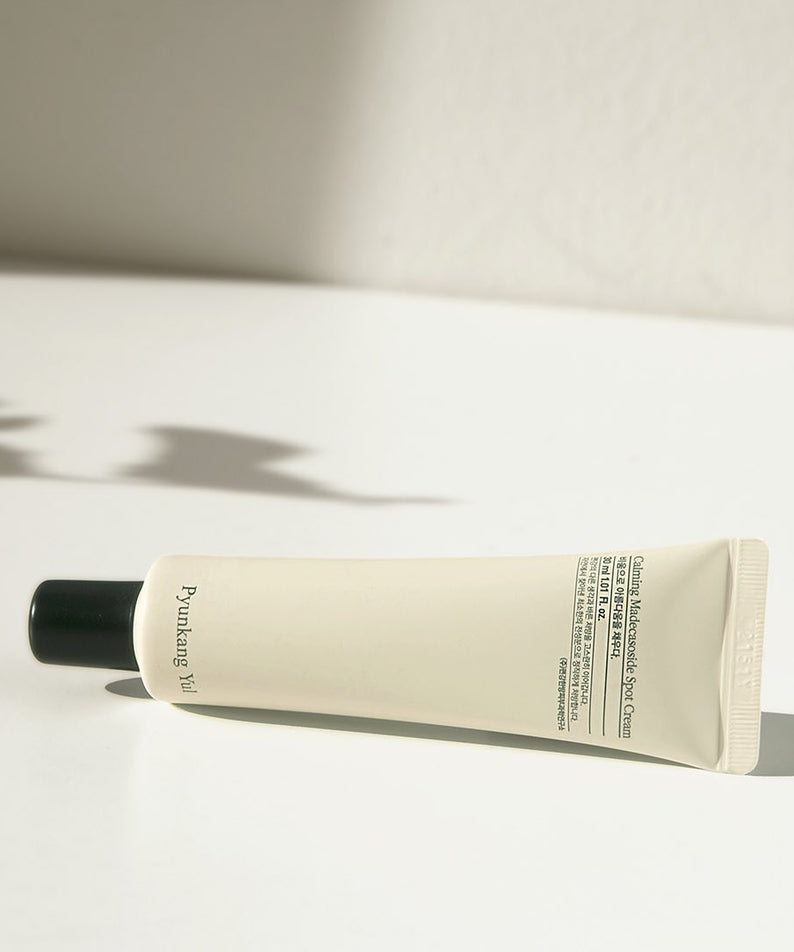 Crème pour les zones spécifiques PYUNKANG YUL Calming Madecassoside Spot Cream 30ml en tube sur fond blanc.