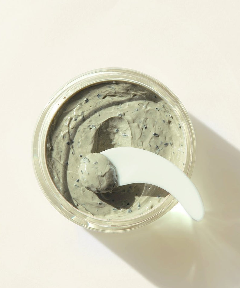 Masque PYUNKANG YUL Calming Pore Clear Wash Off Pack 100ml en texture crémeuse grise, idéal pour les pores, avec une petite spatule blanche