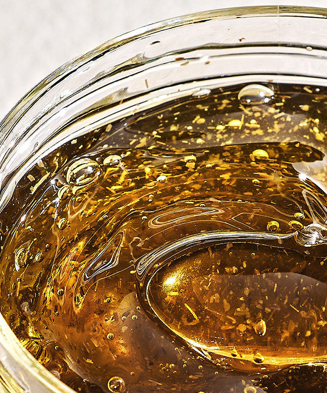 Gel doré en gros plan pour PYUNKANG YUL Calming Relief Gel Wash-Off Pack 100g, texture apaisante et hydratante.