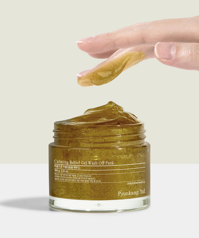 PYUNKANG YUL Calming Relief Gel Wash-Off Pack 100g en utilisation, texture gel apaisante montrée. Soin de la peau relaxant et efficace.