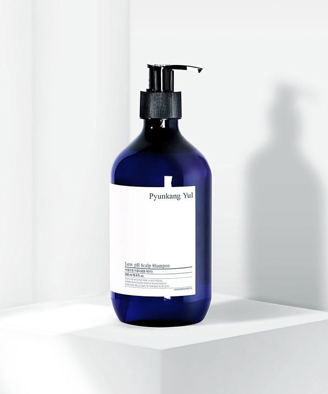 Bouteille de PYUNKANG YUL Low pH Scalp Shampoo 500ml posée sur une surface blanche, idéale pour un cuir chevelu sain.