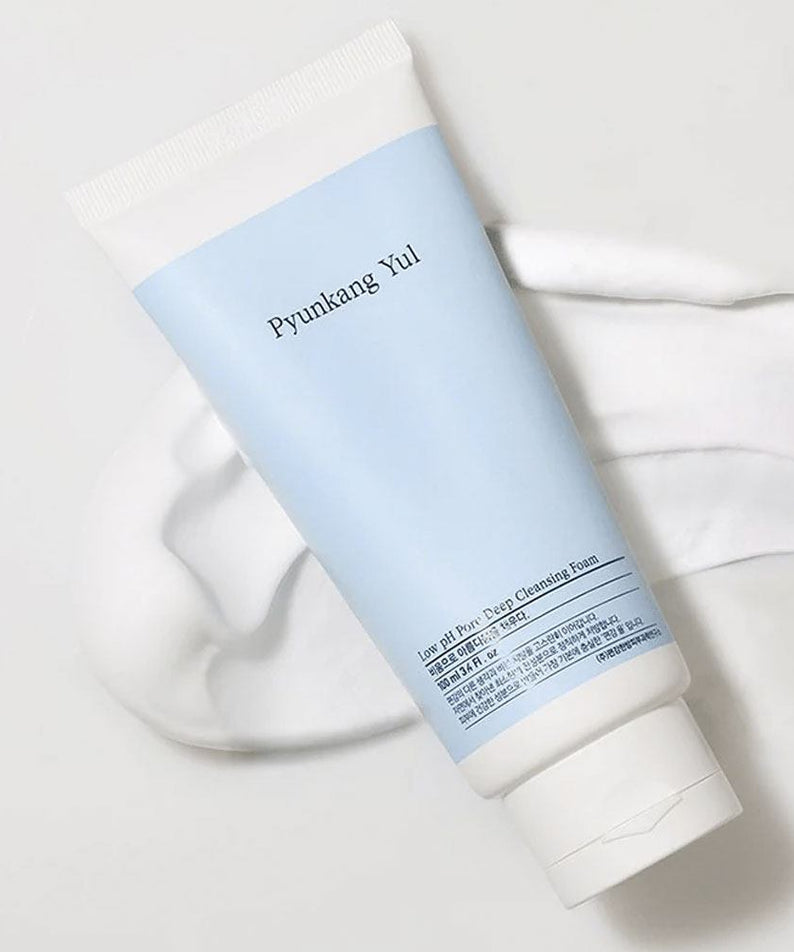 Produit PYUNKANG YUL Mildly Acidic Pore Deep Cleansing Foam 100ml sur fond de mousse, parfait pour un nettoyage en profondeur des pores.