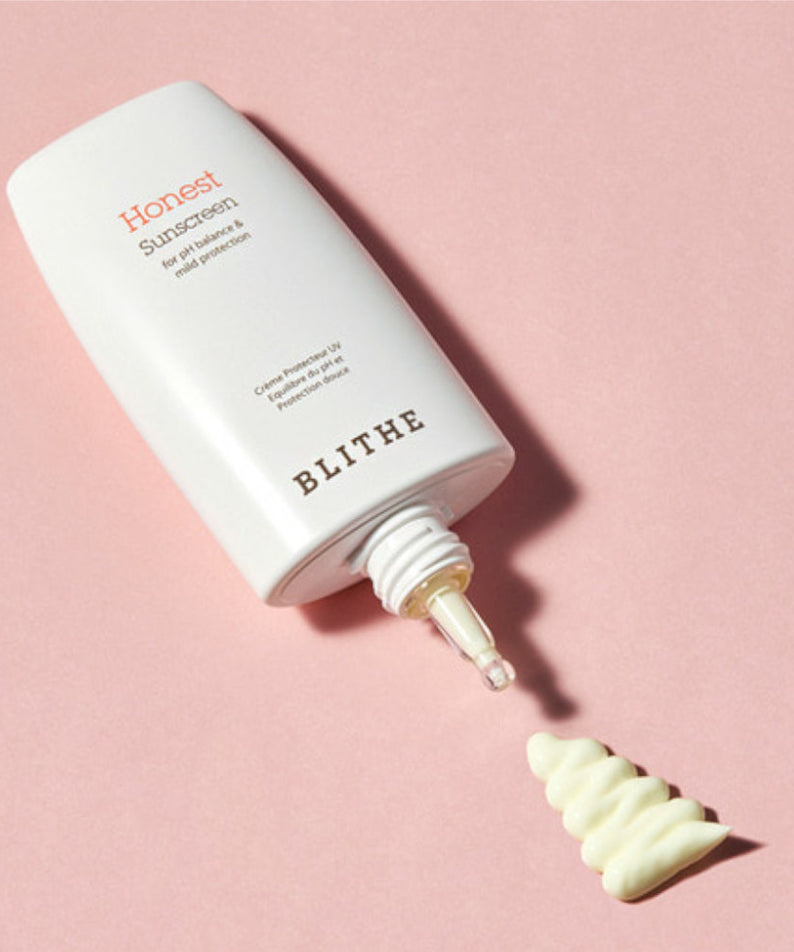 Décris l'image en français : BLITHE Honest Sunscreen 50ml, tube crème solaire de la marque BLITHE sur fond rose.