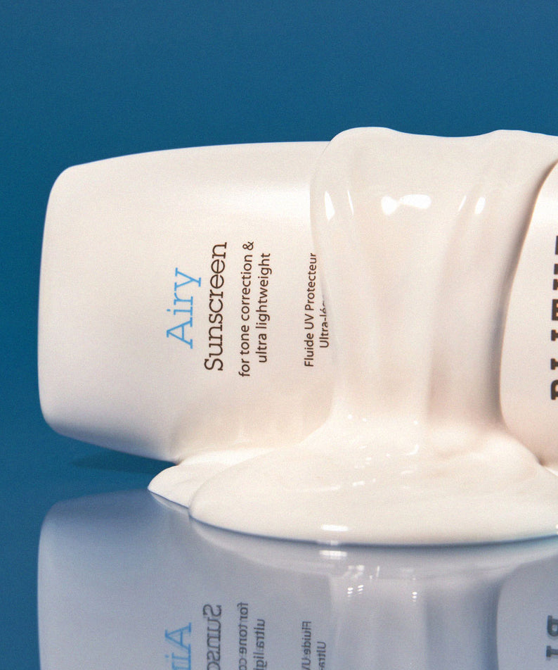 Décris l'image en français: BLITHE Airy Sunscreen 50ml, tube crème solaire sur fond bleu, marque BLITHE visible.