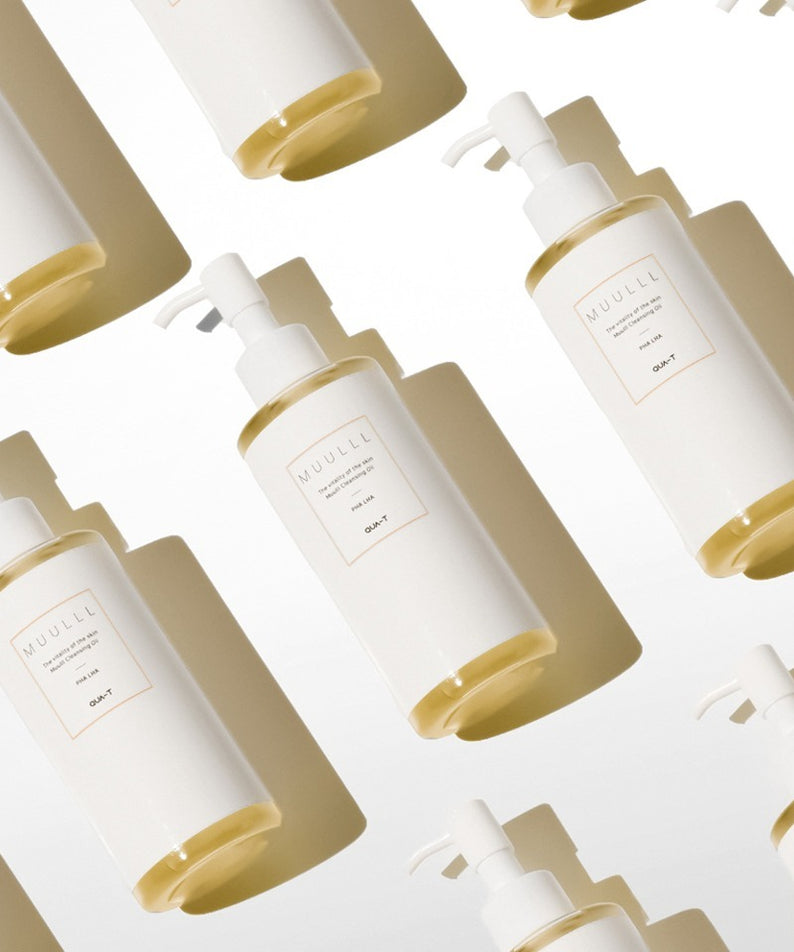QUA-T Cleansing oil 200ml, flacons de l’huile de nettoyage de la marque QUA-T sur fond clair, contexte produit