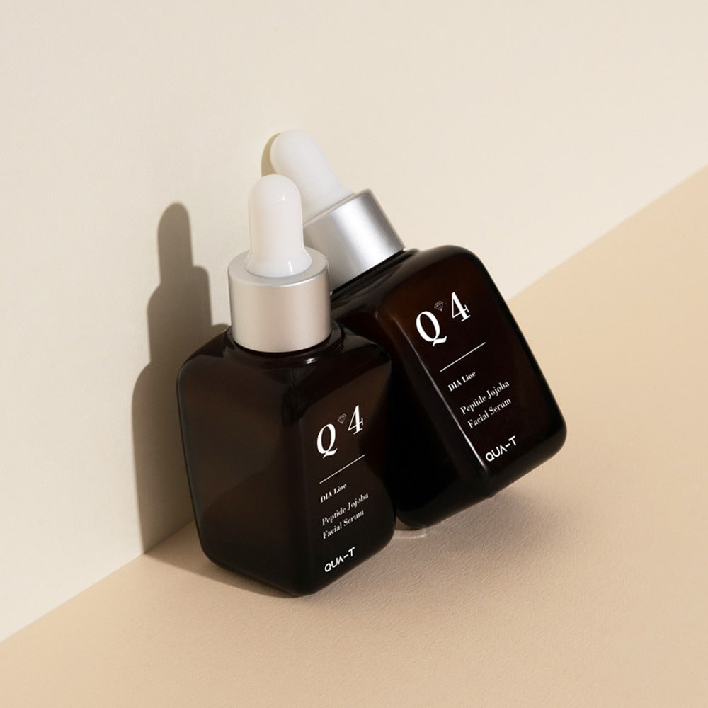 QUA-T Dia Peptide Jojoba Facial Serum 30ml par QUA-T, flacons sérum sur fond beige, contexte beauté cosmétique