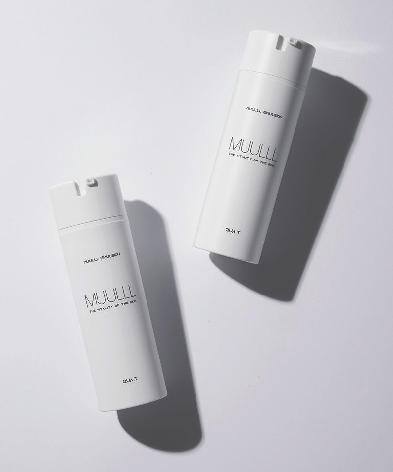 QUA-T Emulsion 150ml de MUULLI, flacon blanc sur fond clair, lumière et ombres nettes.