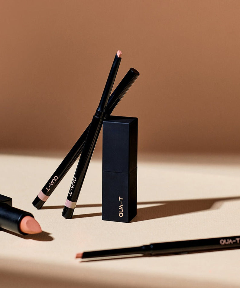QUA-T NEW My Mood Lip Liner MUULLL, crayons à lèvres sur fond beige, contexte maquillage en studio.