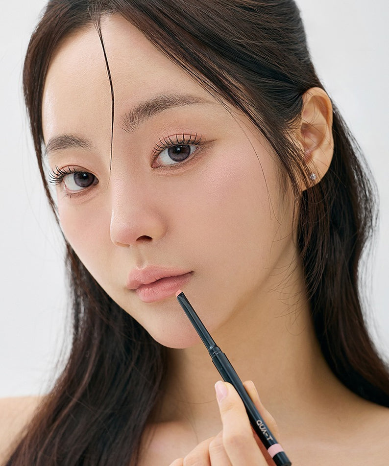 Visage maquillé avec QUA-T NEW My Mood Lip Liner MUULLL, femme appliquant un contour des lèvres sur fond clair.