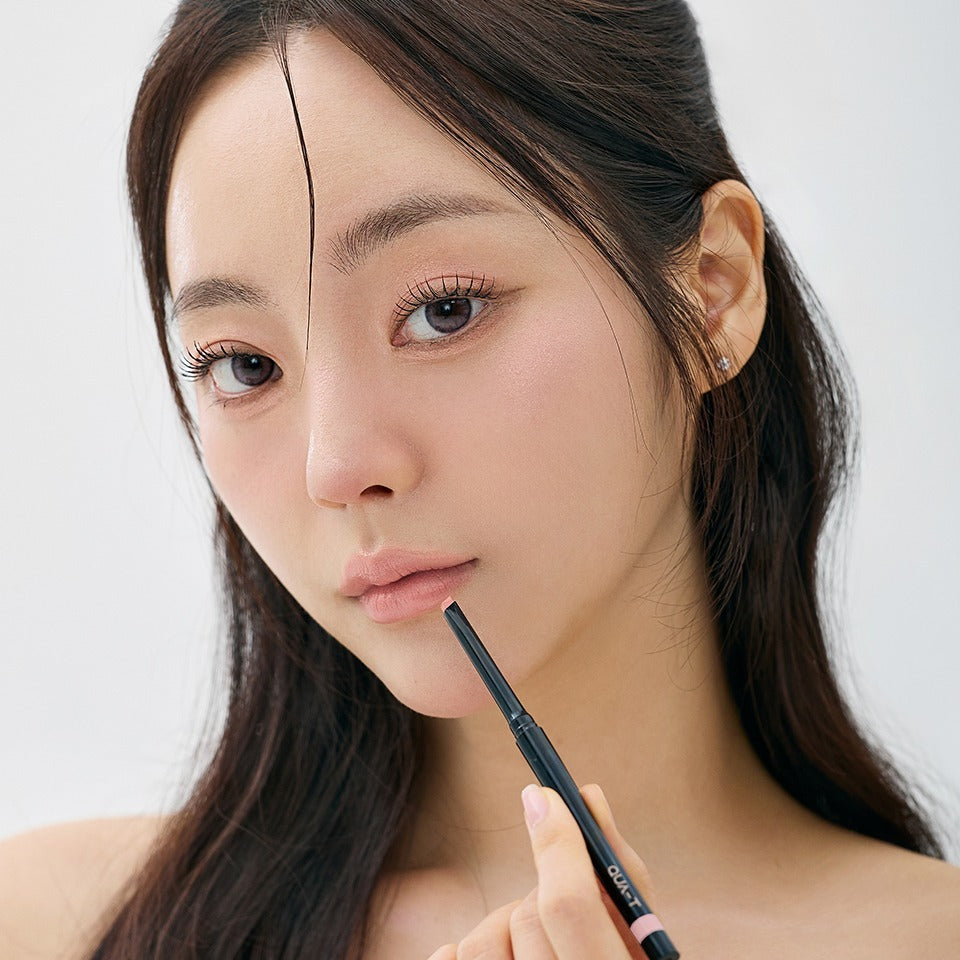 Visage maquillé avec QUA-T NEW My Mood Lip Liner MUULLL, femme appliquant un contour des lèvres sur fond clair.