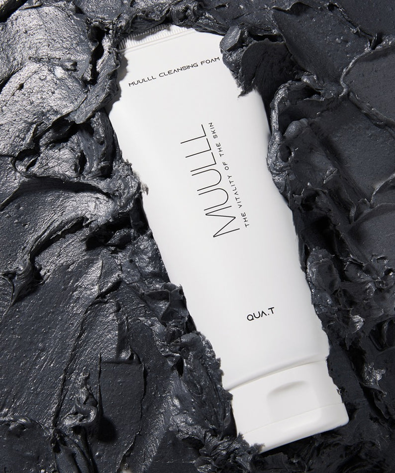 QUA-T Petavegan Large Capacity Cleansing Foam 250g, tube sur fond noir texturé, marque QUA-T visible.