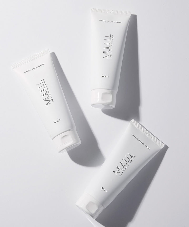QUA-T Petavegan Large Capacity Cleansing Foam 250g : mousse nettoyante de la marque QUA-T, sur fond blanc, tubes en vue.