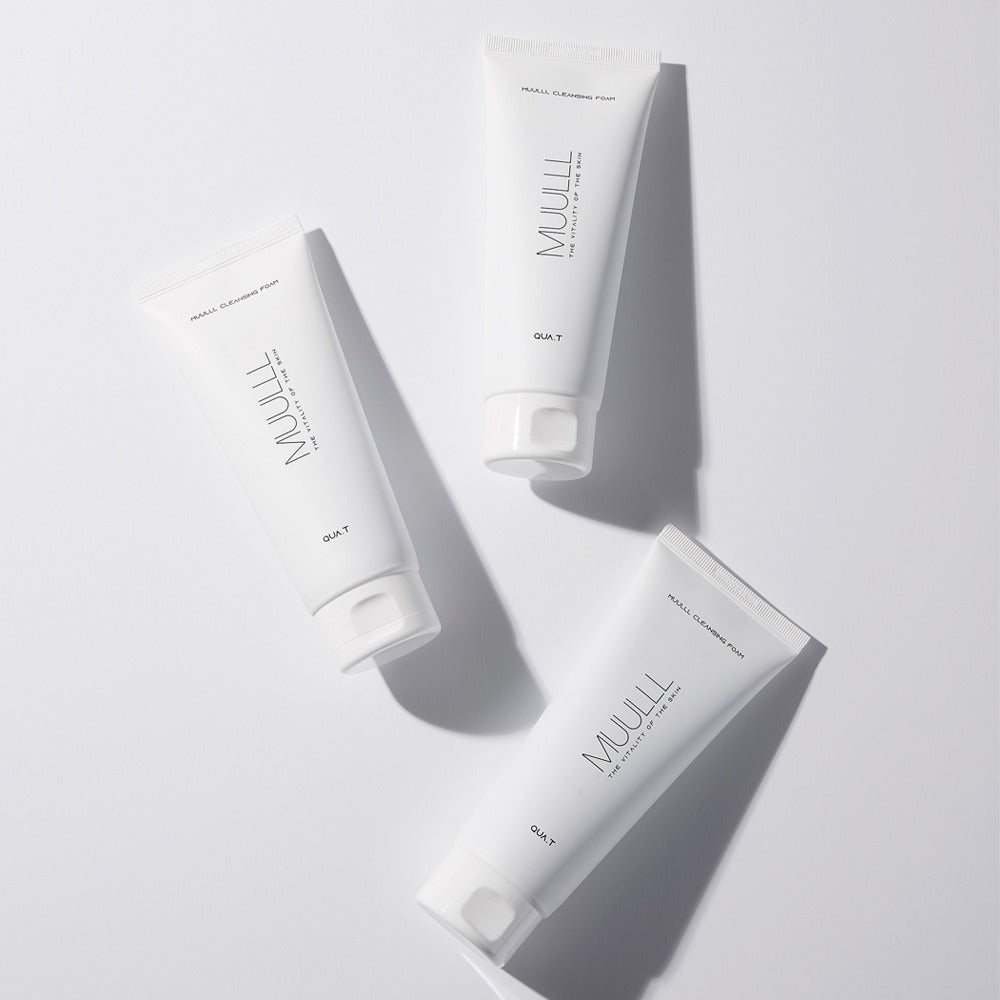 QUA-T Petavegan Large Capacity Cleansing Foam 250g : mousse nettoyante de la marque QUA-T, sur fond blanc, tubes en vue.