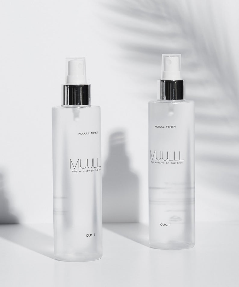 QUA-T Petavegan Large Capacity Toner 300ml de marque QUA-T, bouteilles sur fond blanc minimaliste, contexte spa.