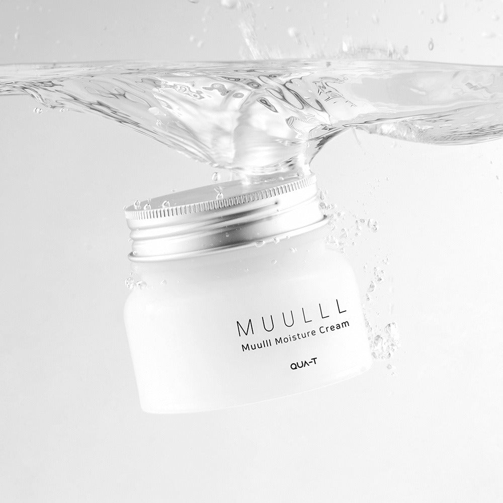 QUA-T Subuji Moisture Cream 100ml : pot blanc avec eau éclaboussures, fond lumineux, crème hydratante de la marque QUA-T.