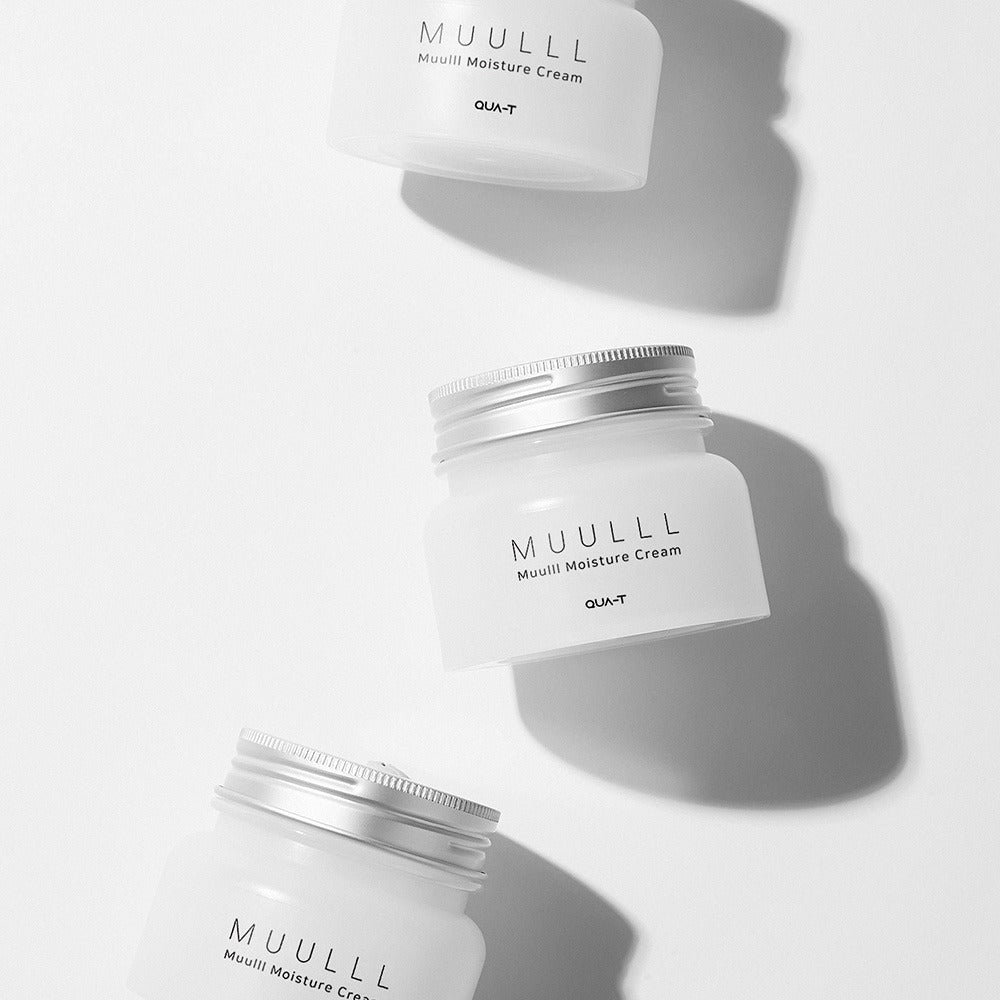QUA-T Subuji Moisture Cream 100ml MUULLL, pots de crème blancs sur fond clair, ambiance studio minimaliste.