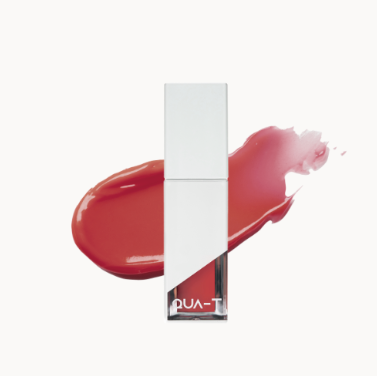 QUA-T The Glass Tattoo Tint de la marque QUA-T, flacon sur fond clair, éclat rouge façon glass tattoo.