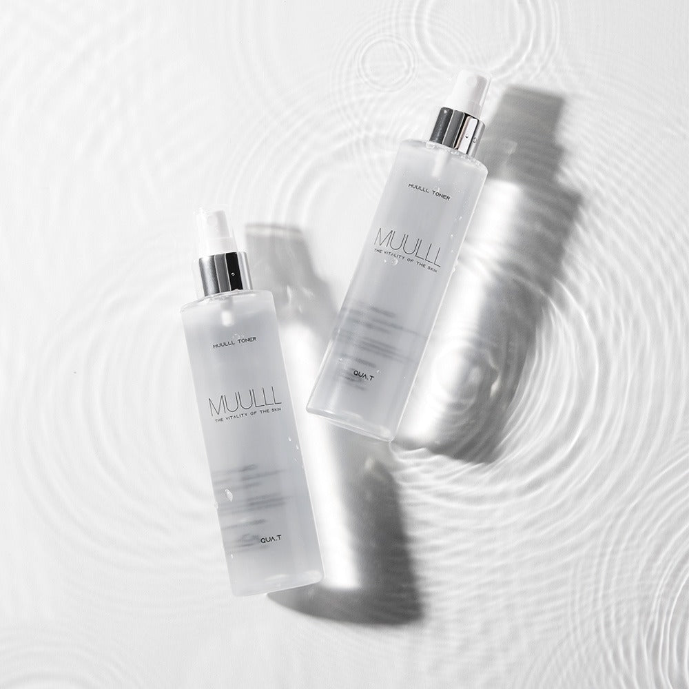 QUA-T Toner 200ml, flacon MUOULL sur fond crème avec cercles, lumière douce et fond graphique.