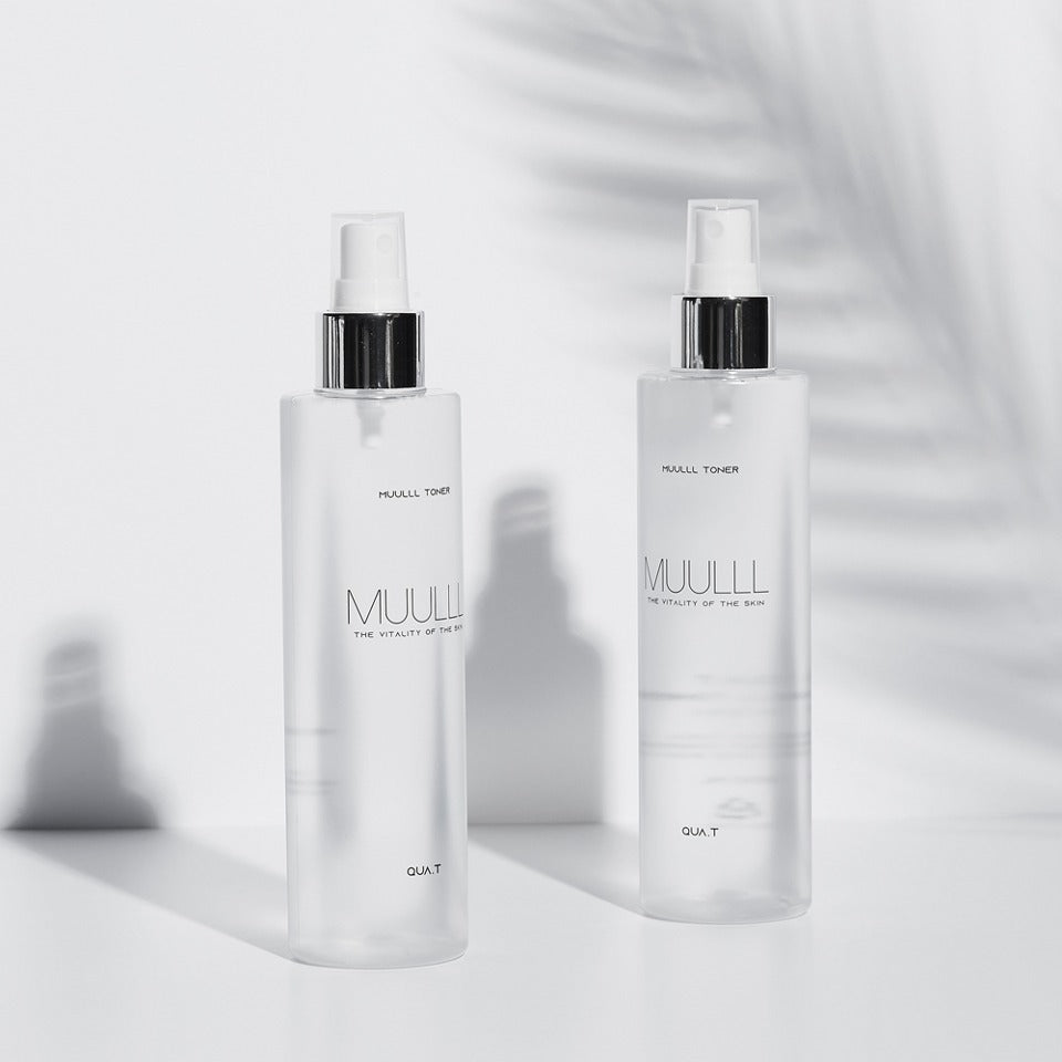 QUA-T Toner 200ml de la marque QUA-T, flacons blancs sur fond clair avec lumière douce et ombres.