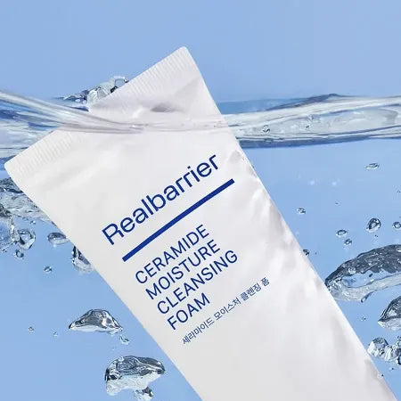 REAL BARRIER Ceramide Moisture Cleansing Foam 220ml : produit Real Barrier sur fond d’eau, éclaboussures et mousse, photo lifestyle.