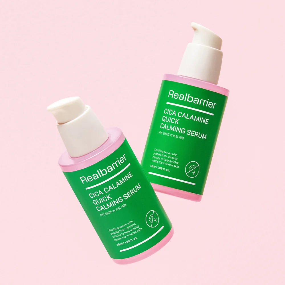 REAL BARRIER Cica Calamine Quick Calming Serum 50ml, flacons Realbarrier sur fond rose pastel, visuel produit apaisant