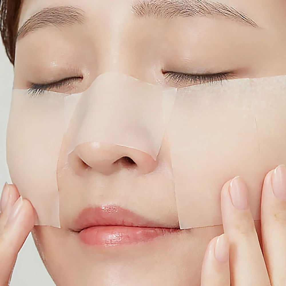 Décris l'image en français : REAL BARRIER Control-T Acid Quick Boosting Pads 100 Sheets, marque sur soins visage, application sur le nez.