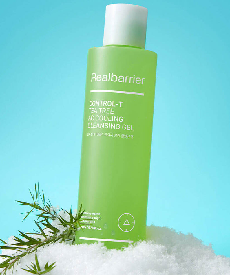 REAL BARRIER Control-T Tea Tree AC Cooling Cleansing Gel 200ml de Realbarrier, gel rafraîchissant sur fond bleu avec brins de tea tree