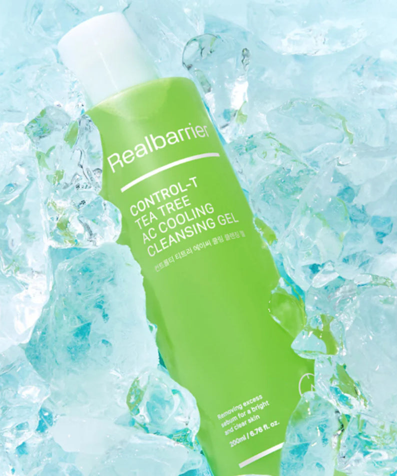 REAL BARRIER Control-T Tea Tree AC Cooling Cleansing Gel 200ml, marque Real Barrier, flacon vert sur fond glace bleue, ambiance fraîche.