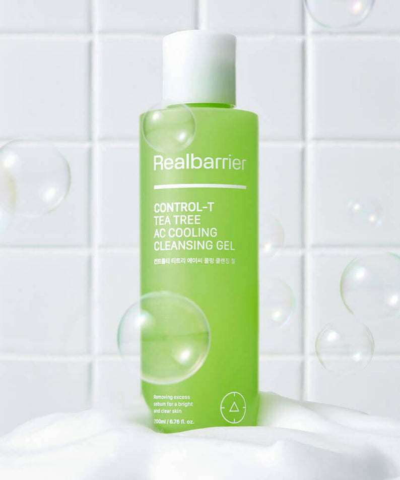 REAL BARRIER Control-T Tea Tree AC Cooling Cleansing Gel 200ml de Realbarrier sur fond carrelé blanc, avec bulles vertes.