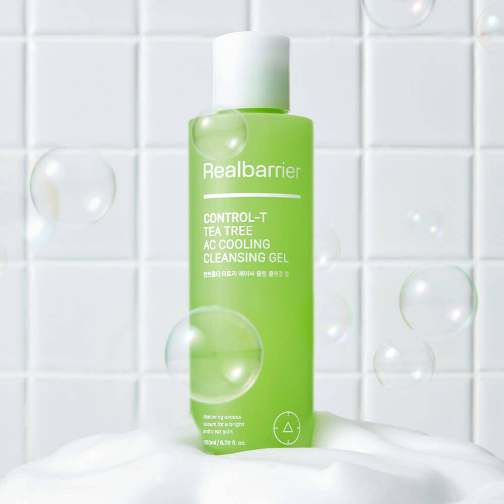 REAL BARRIER Control-T Tea Tree AC Cooling Cleansing Gel 200ml de Realbarrier sur fond carrelé blanc, avec bulles vertes.