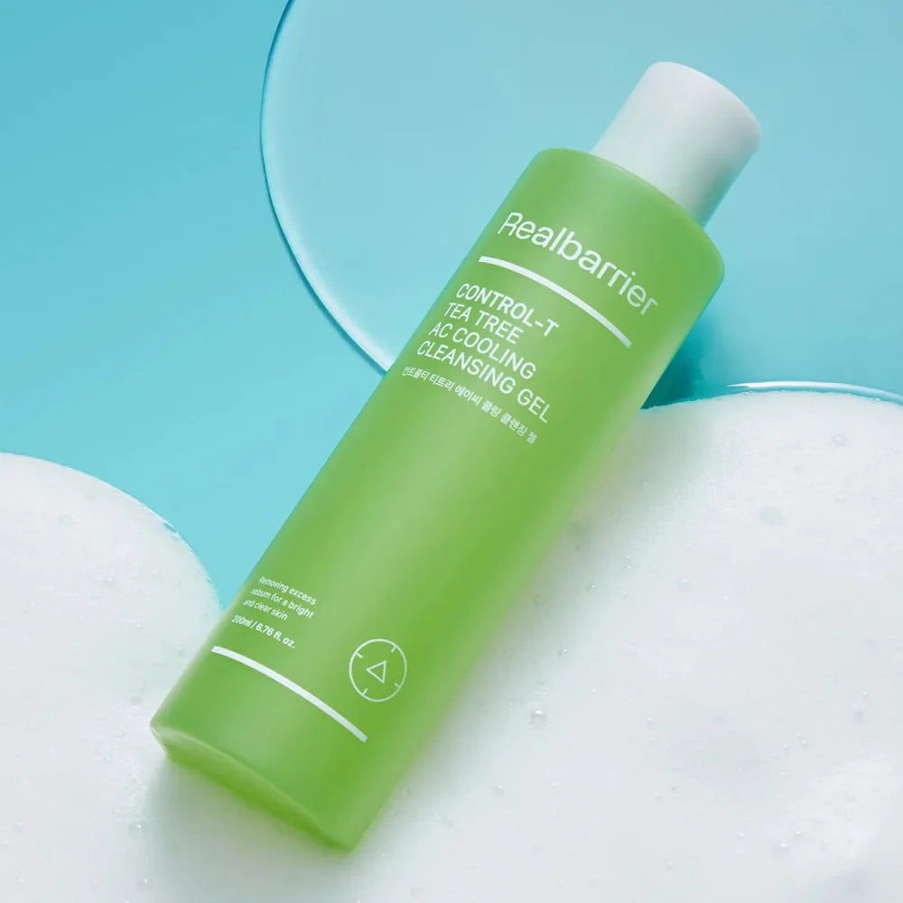 REAL BARRIER Control-T Tea Tree AC Cooling Cleansing Gel 200ml de la marque Realbarrier, sur fond bleu turquoise, flacon vert
