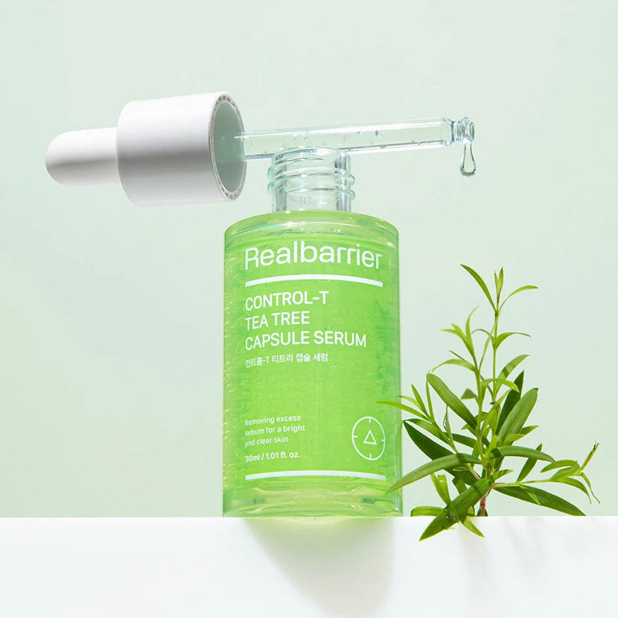 REAL BARRIER Control-T Tea Tree Capsule Serum 30ml, marque Realbarrier, flacon vert avec plantes de tea tree sur fond clair