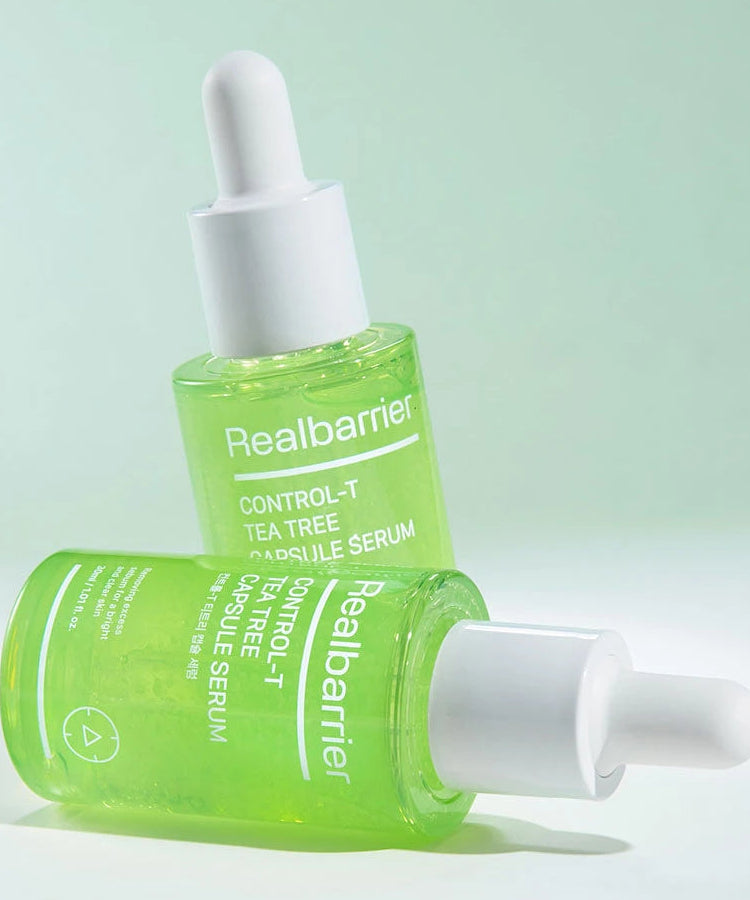REAL BARRIER Control-T Tea Tree Capsule Serum 30ml de Realbarrier, flacon vert avec gouttelette, fond vert clair
