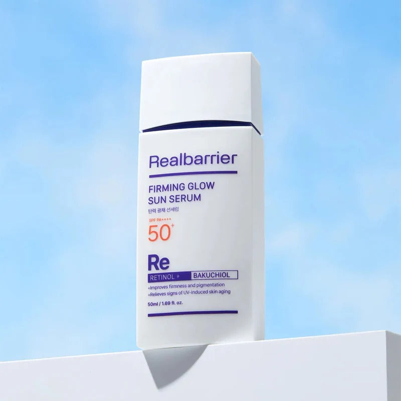 REAL BARRIER Elasticity & Radiance Sun Serum 50ml, Realbarrier, flacon crème solaire sur fond bleu ciel, lumière du jour.