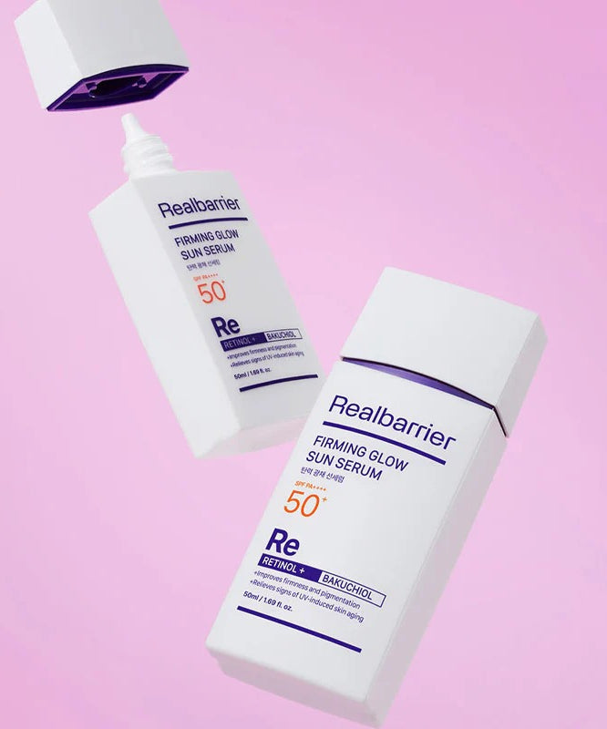 REAL BARRIER Elasticity & Radiance Sun Serum 50ml Realbarrier, flacons sur fond rose, sérum solaire lissant.