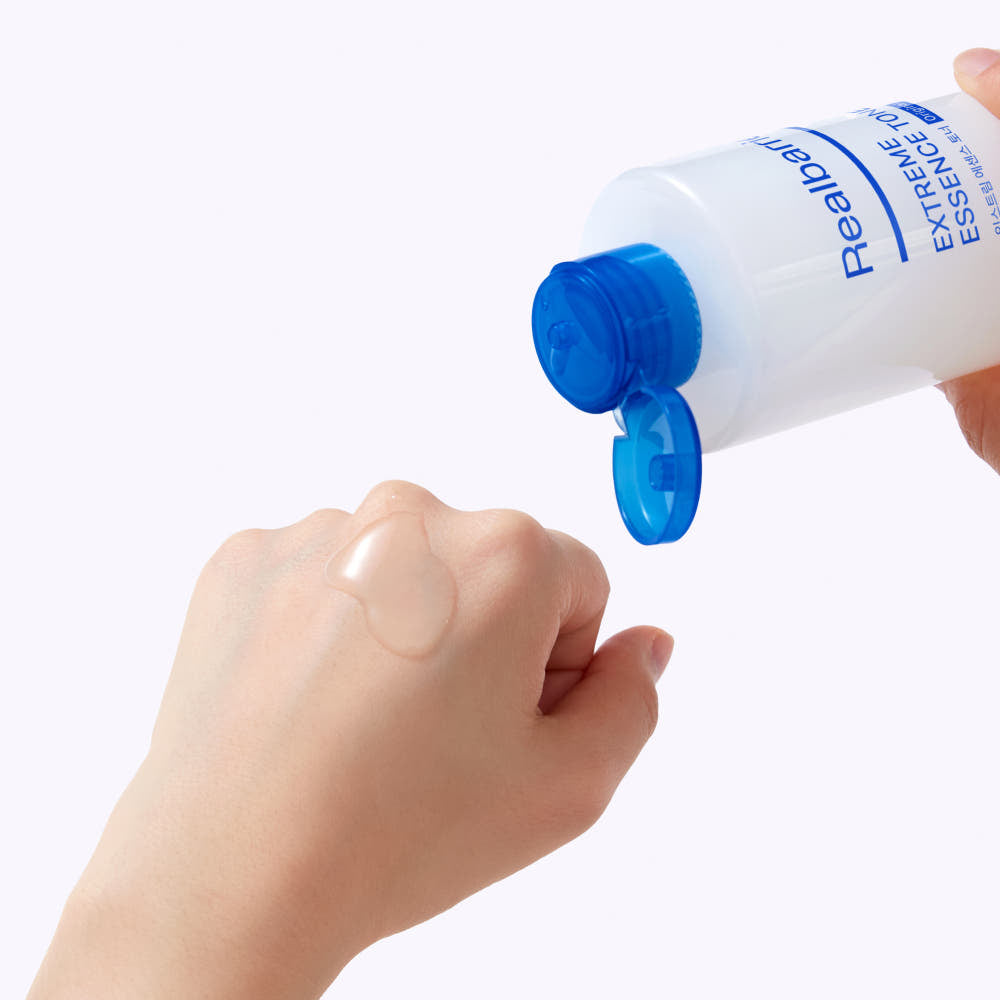 REAL BARRIER Extreme Essence Toner Original 200ml de la marque, flacon blanc/bleu avec bouchon, main qui verse sur fond clair.