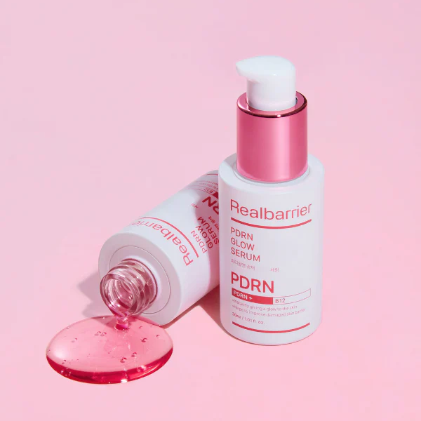 REAL BARRIER PDRN Radiance Repair Serum 30ml de Realbarrier, flacon rose sur fond pastel, texture sérum dégoulinante