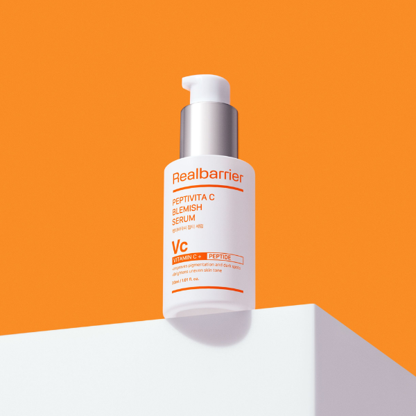 REAL BARRIER Peptivita C Blemish Serum 30ml de Realbarrier sur fond orange, flacon pompe cosmétique anti-imperfections