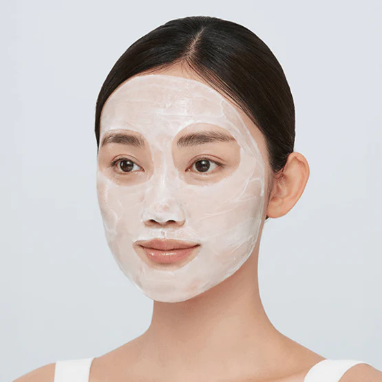 REAL BARRIER Retiniol Lifting Wrapping Mask 80ml : masque visage en application sur femme, photo produit fond clair.