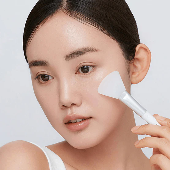 REAL BARRIER Retiniol Lifting Wrapping Mask 80ml, femme applique un masque rajeunissant sur le visage, style skincare blanc.