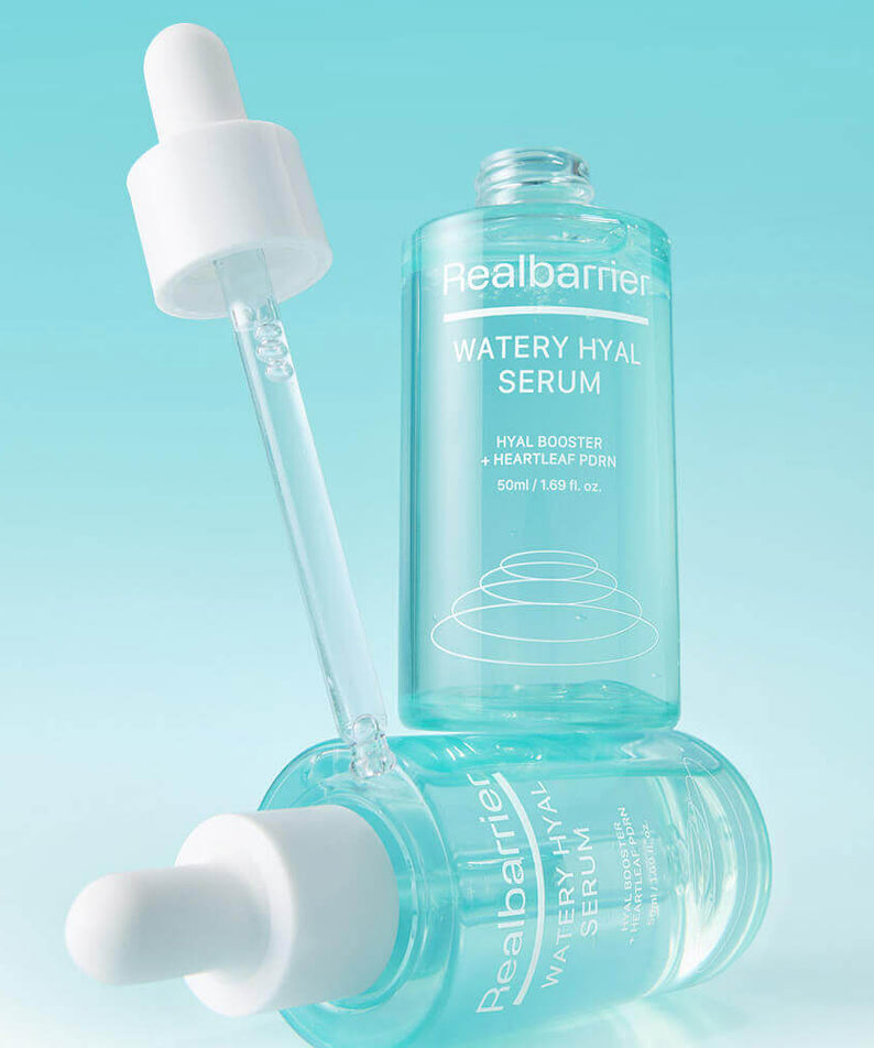 Décris l'image en français : REAL BARRIER Watery Hyal Serum 50ml de Realbarrier, flacon et pipette sur fond bleu.