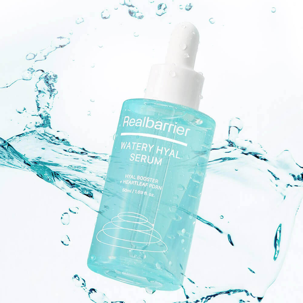 REAL BARRIER Watery Hyal Serum 50ml de Realbarrier, flacon bleu avec éclaboussures d’eau, contexte skincare visage