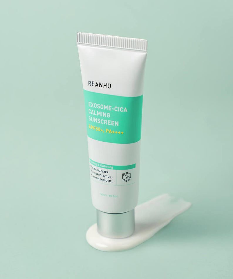 REANHU Exosome Cica Calming Sunscreen 50ml, tube crème sur fond vert pastel, marque REANHU, contexte visuel soins visage