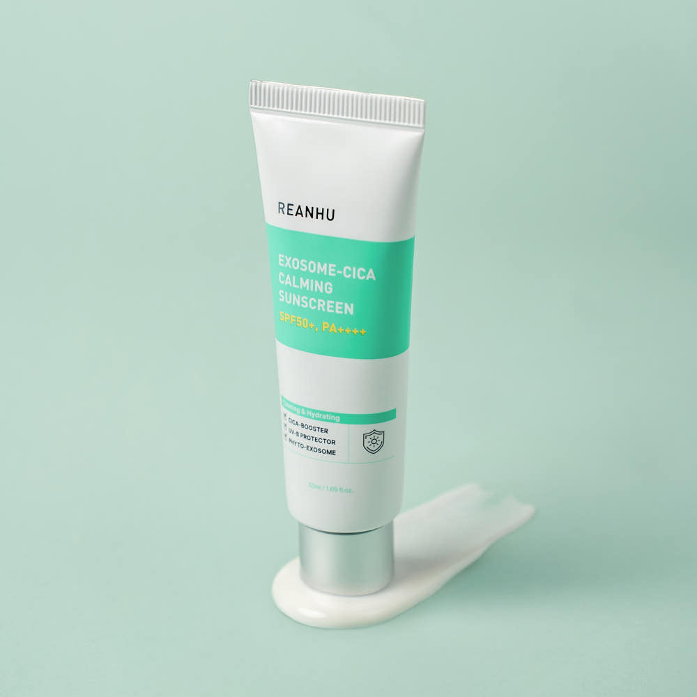 REANHU Exosome Cica Calming Sunscreen 50ml, tube crème sur fond vert pastel, marque REANHU, contexte visuel soins visage