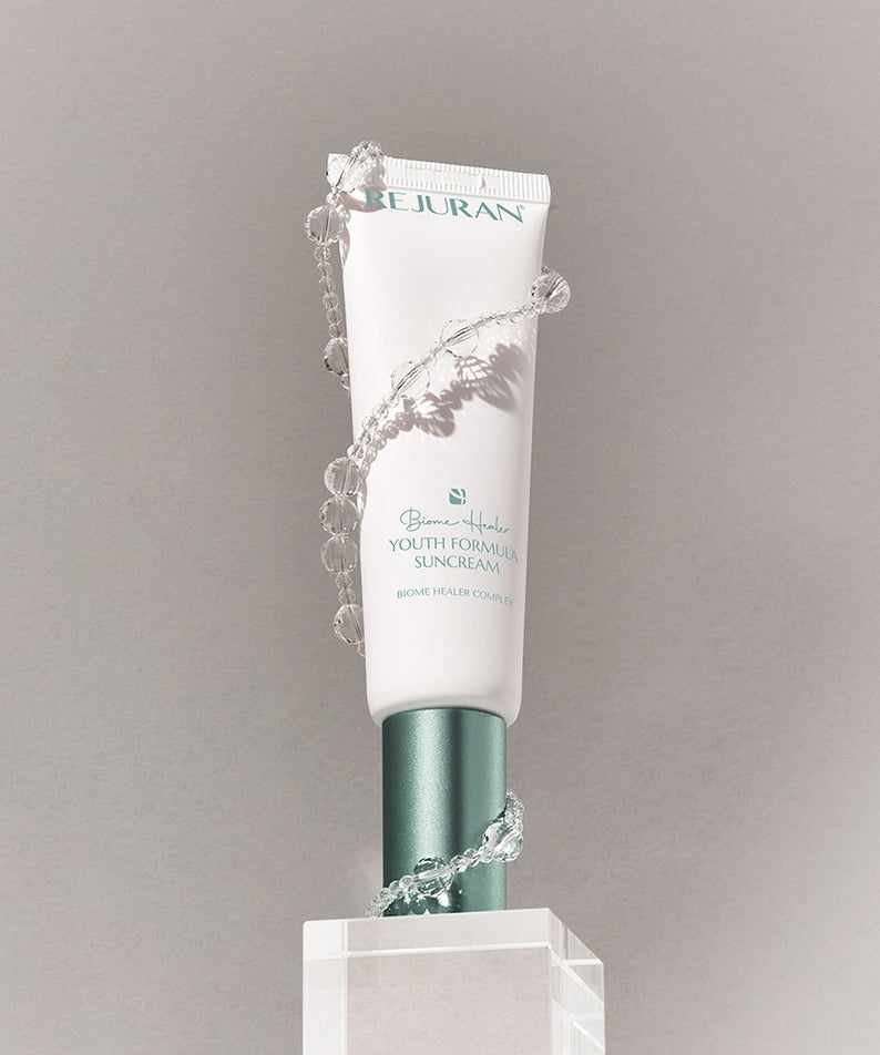 REJURAN Biome Healer Touth Formula Sunscreen 50ml, tube crème solaire REJURAN sur fond clair, style produit