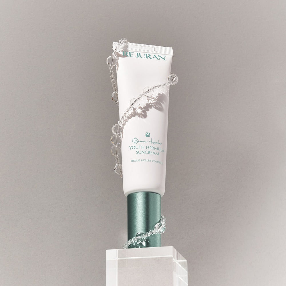 REJURAN Biome Healer Touth Formula Sunscreen 50ml, tube crème solaire REJURAN sur fond clair, style produit