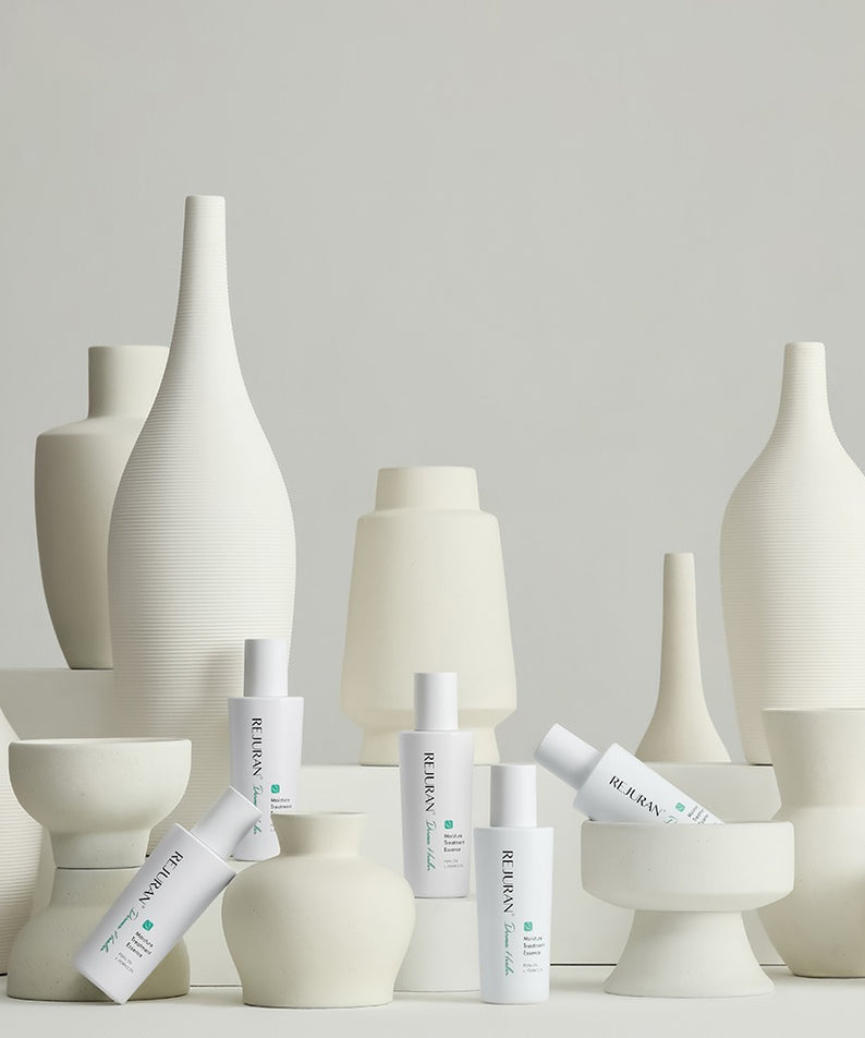 REJURAN Derma Healer Moisture Treatment Essence 70g, flacon blanc sur fond minimaliste, marque et soin hydratant.