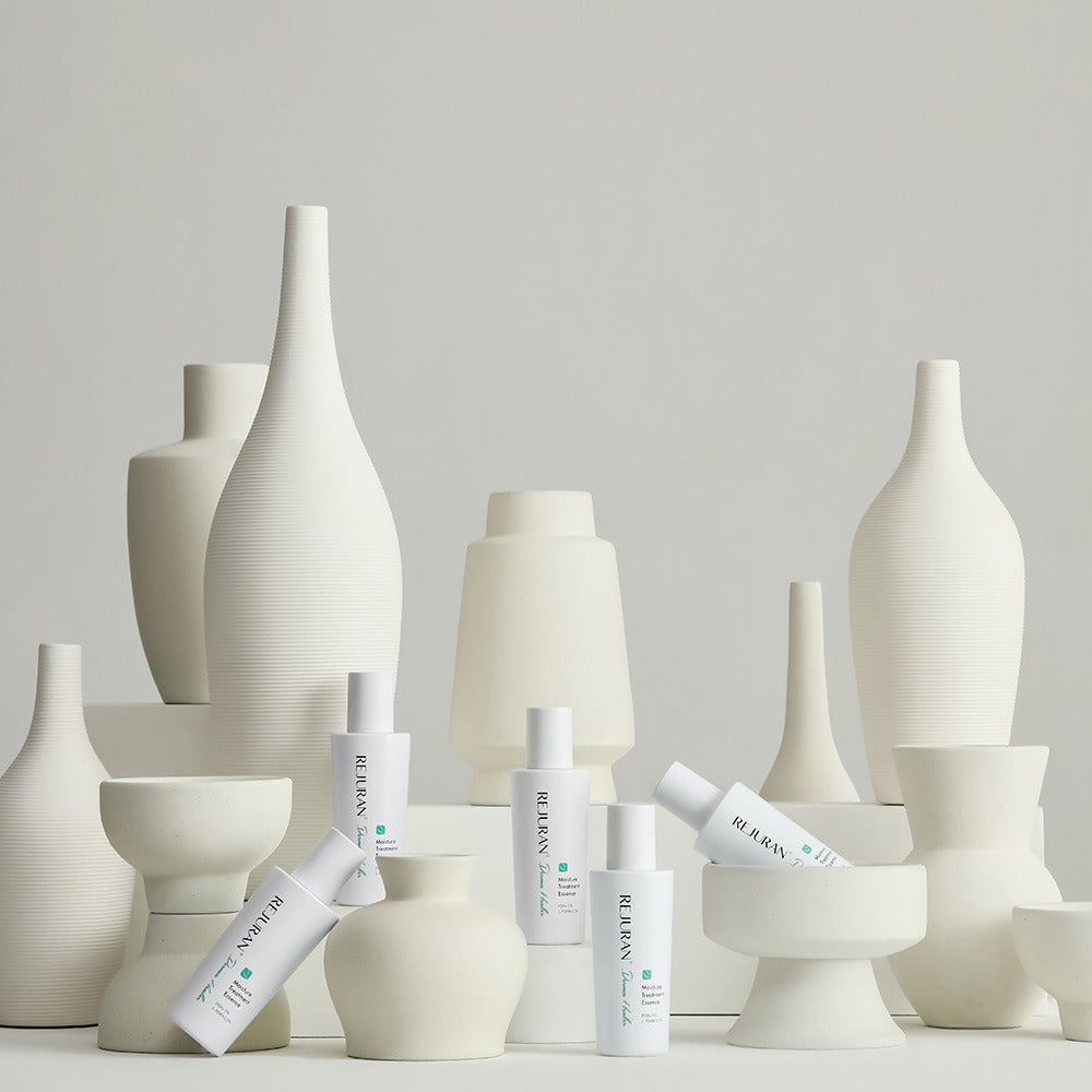 REJURAN Derma Healer Moisture Treatment Essence 70g, flacon blanc sur fond minimaliste, marque et soin hydratant.